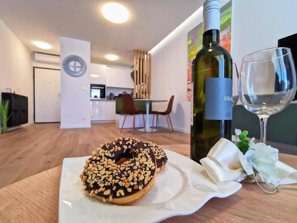 Apartment Diva With Heated Pool Trogir 0*,