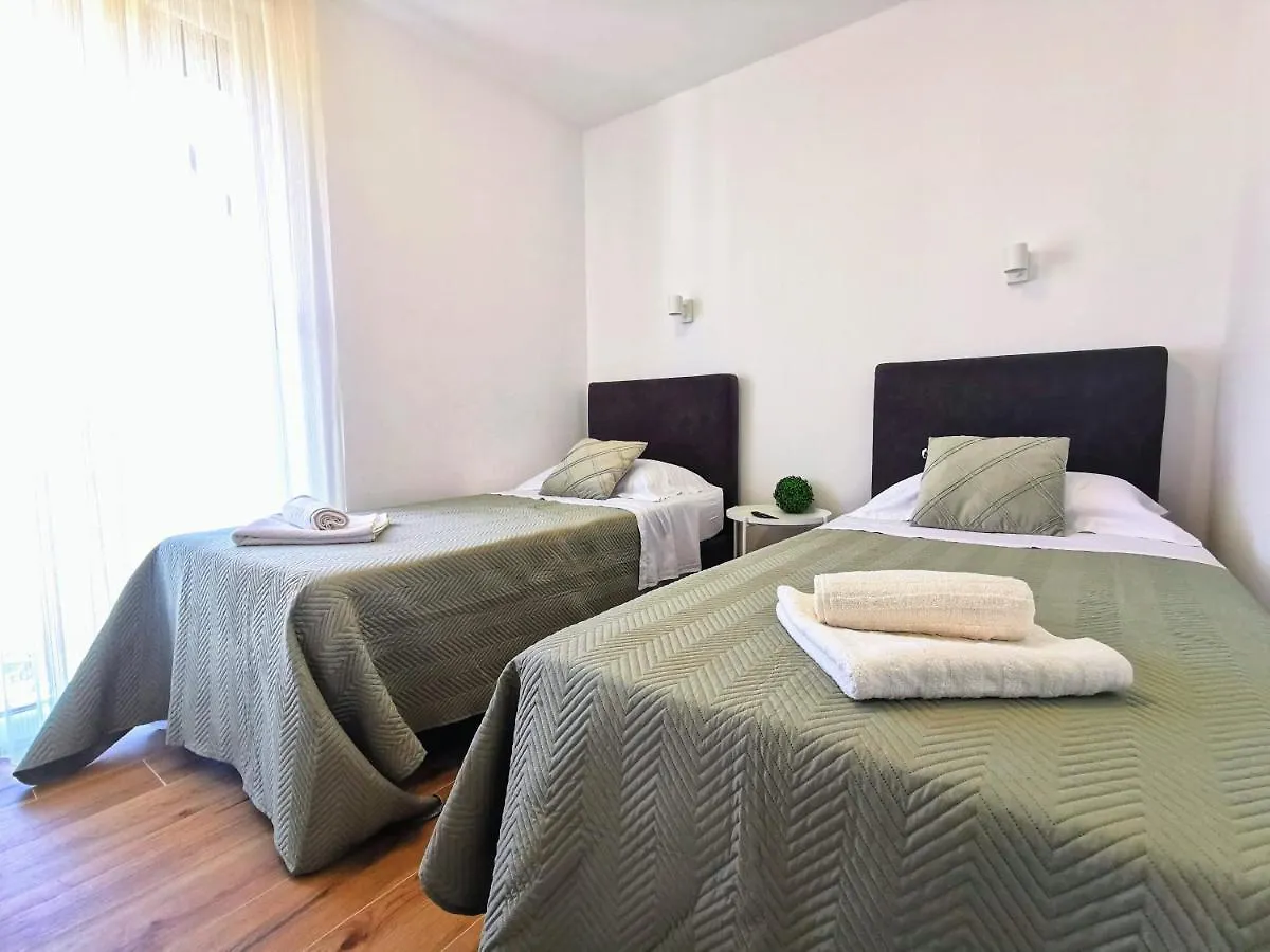 Apartment Diva With Heated Pool Trogir
